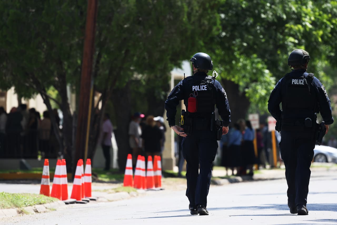 Según el entrenamiento, los
<b> oficiales tienen tres objetivos principales al responder a un ataque en su escuela</b>. Estos objetivos son aislar: mover al atacante en un área donde su capacidad de hacerle daño a los estudiantes, el personal o los visitantes se minimice hasta que lleguen más socorristas.