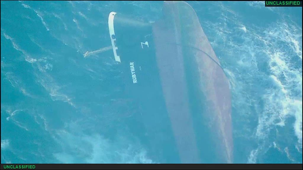 Primer barco hundido en el conflicto: los hutíes atacan un buque en el mar Rojo y surge la amenaza de un desastre ecológico