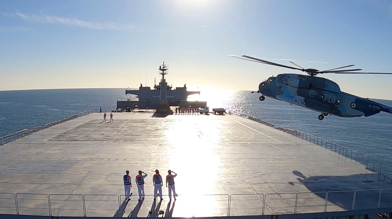Esta imagen realizada a partir de un vídeo publicado el miércoles 13 de enero de 2021 por el ejército iraní muestra el aterrizaje de un helicóptero en el buque logístico Makran durante un simulacro de la armada.