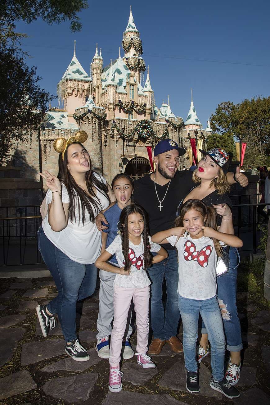 Chiquis y su galán estuvieron acompaños por las hijas de él y su hermana, Jenicka Marín.