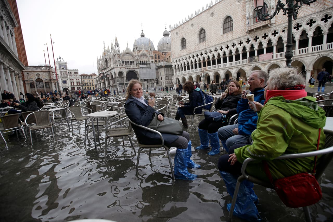 <b>La histórica Venecia inundada.</b> Lluvias y vientos extremos pusieron en alerta a las autoridades en toda Italia. En Venecia la marea alcanzó niveles históricos y 
<a href="https://www.univision.com/noticias/inundaciones/venecia-bajo-el-agua-una-subida-repentina-de-la-marea-inundo-las-calles-y-plazas-de-la-historica-ciudad-fotos-fotos">puso a turistas y lugareños a caminar por las aguas.</a>