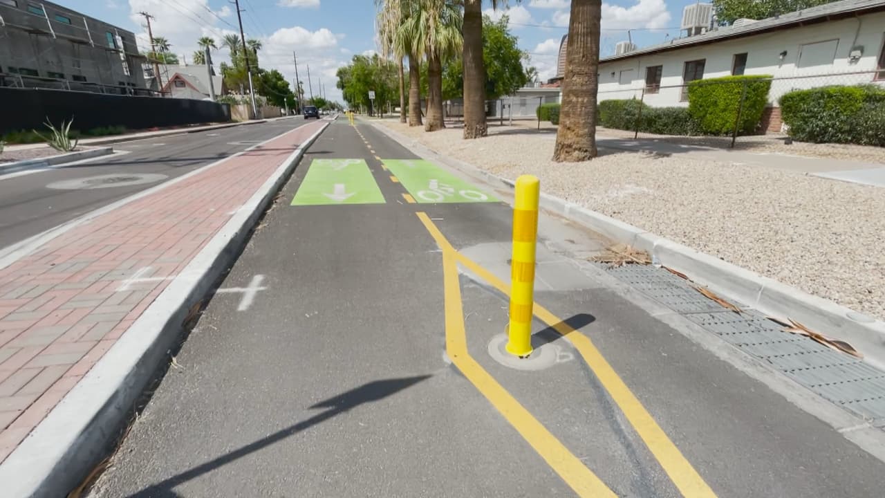 ¿Qué es lo que no debería de hacer una persona mientras ande en bicicleta? “No usar sus teléfonos, no estar distraídos y pensar que 
<i>los están viendo o poniendo atención</i> y siempre deben estar listos por lo que pueda pasar 
<b>y también esto es para los que están manejando</b>”, dijo Padilla de la ciudad de Phoenix. 
<br>