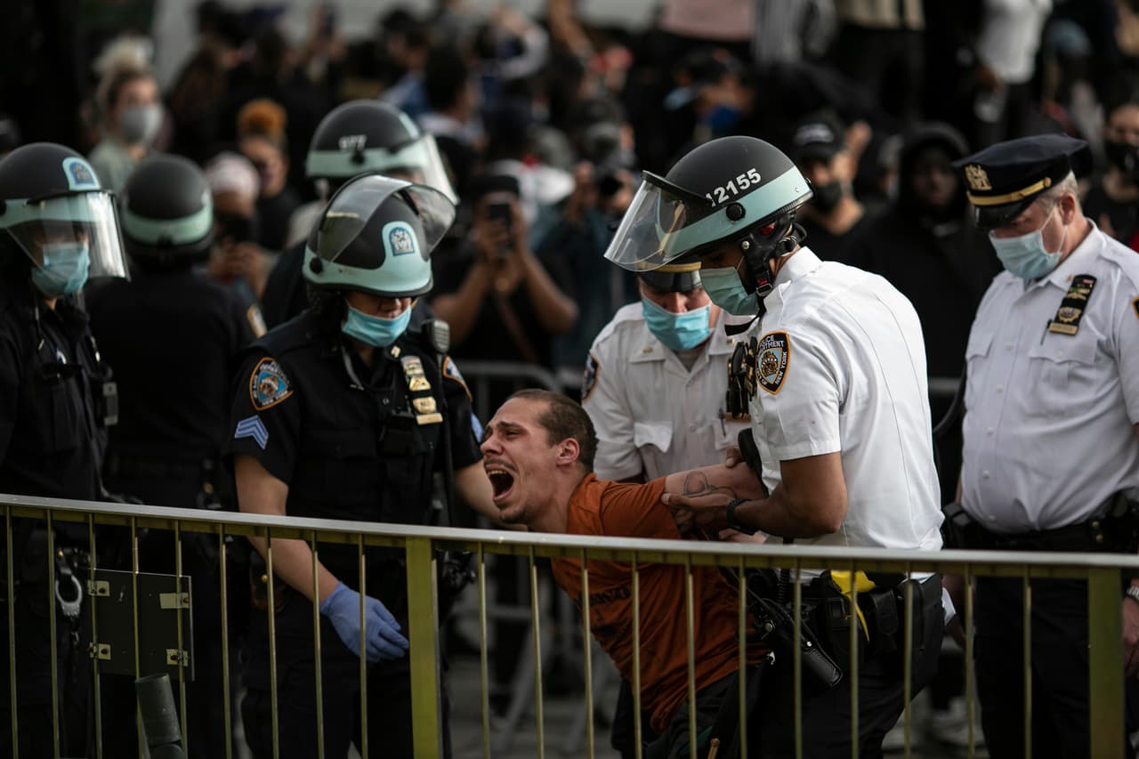 Un hombre fue arrestado en Brooklyn, Nueva York, cuando manifestaba su solidaridad con la comunidad afroestadounidense por la muerte de George Floyd en Minneapolis mientras estaba en custodia.
