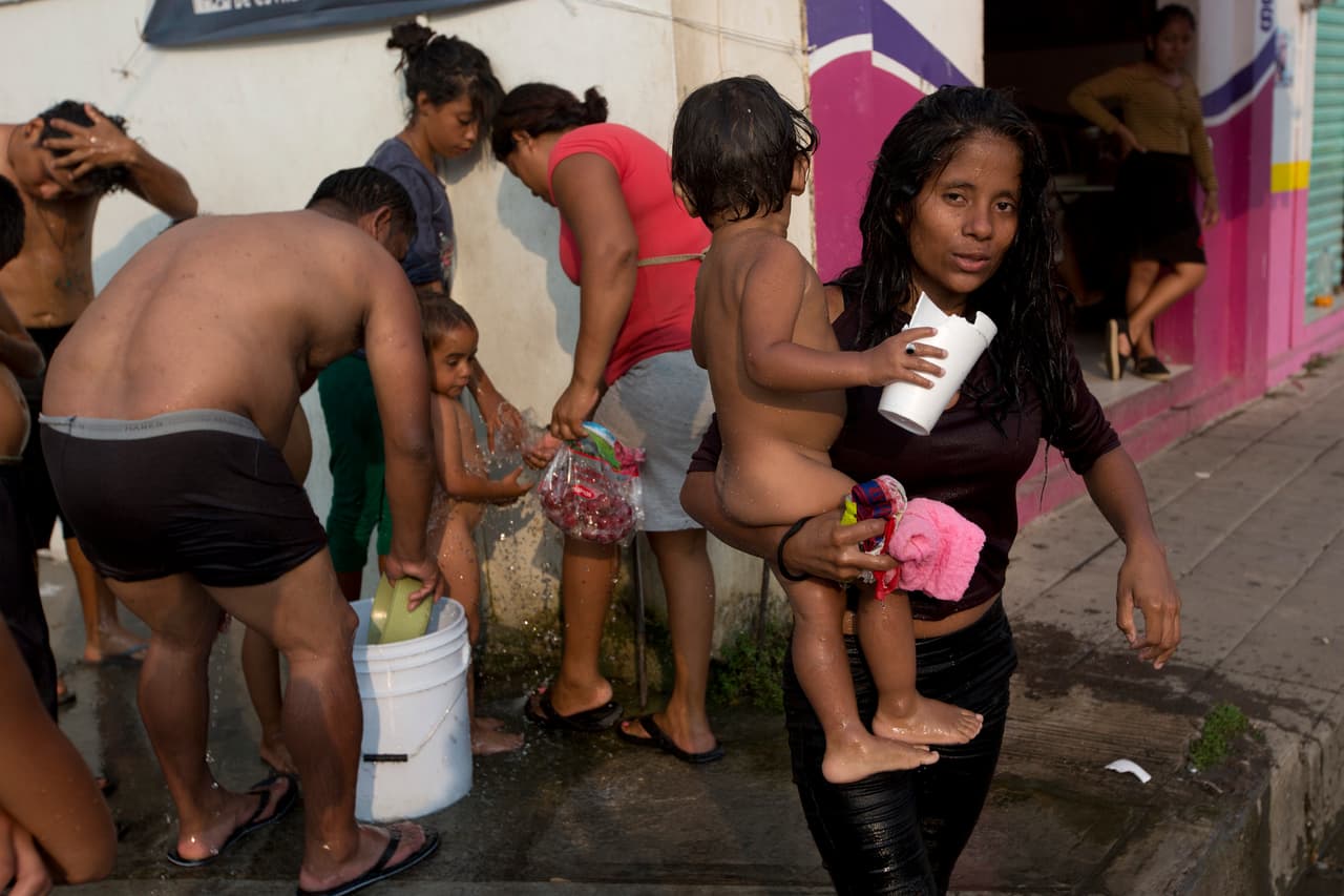 En la foto, la migrante hondureña Madison Mendoza luego de bañar a su hijo de dos años en la calle en Escuintla, estado de Chiapas, México, a 93 millas al norte de la frontera con Guatemala. 
<b>“Pensé que en el camino me iban a ayudar con el bebé; mi tía me había dicho que la gente ayudaba a las mujeres”</b>, indicó Mendoza, de 22 años, a AP.
<br>