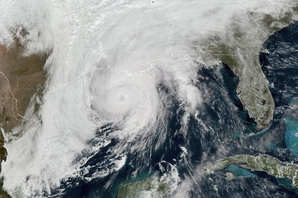 Esta imagen satelital GeoColor GOES-16 tomada el miércoles 28 de octubre de 2020 a la 1 p.m. EDT, y proporcionada por la NOAA, muestra al huracán Zeta en el Golfo de México cerca de Louisiana.