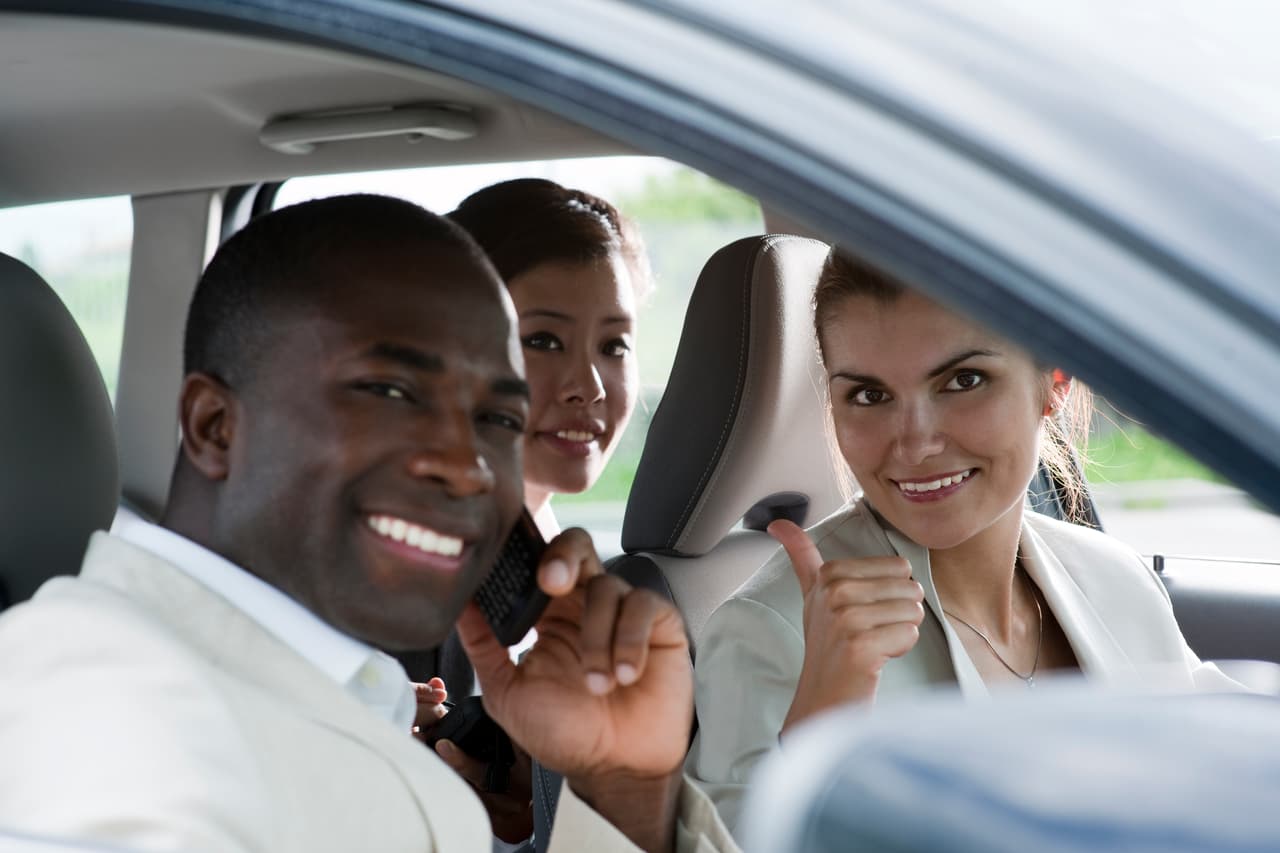 13. Haz carpooling al menos un día a la semana o pide trabajar desde casa. Camina o usa la bicicleta si son distancias cortas.