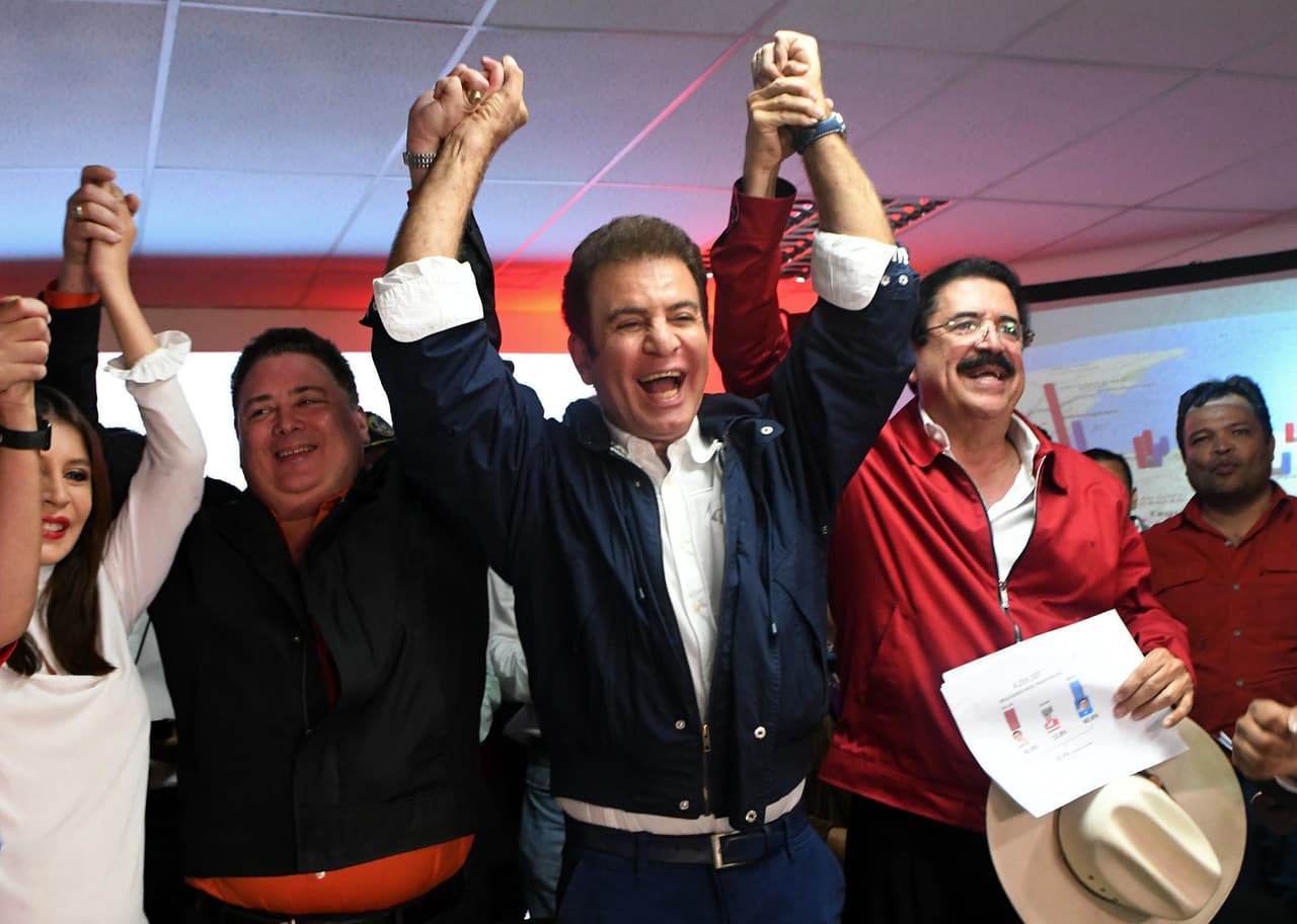 El candidato de la Alianza de Oposición contra la Dictadura, Salvador Nasralla, celebra la ventaja en las presidenciales junto al expresidente Manuel Zelaya.