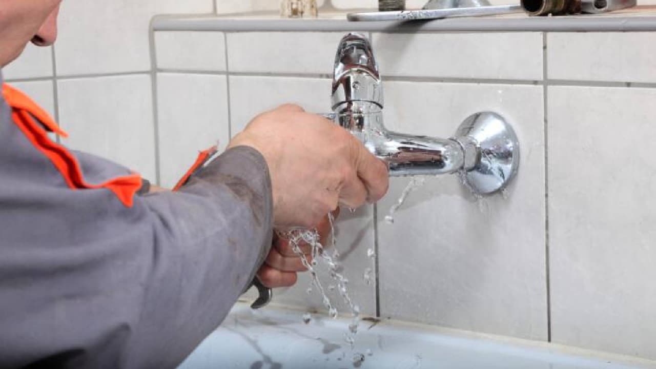 <b>Daño a la plomería</b>
<br>Cuando la temperatura exterior supera los 90 grados, el agua puede comenzar a hervir dentro de la tubería, provocando que 
<b>se expandan y rompan</b>, sobre todo si son de metal. Mientras que en el caso de tuberías de gas, el calor puede provocar deformaciones que lleven a posibles fugas.
<br>
<br>Debes asegurarte de que todos sus sistemas de plomería y drenaje estén correctamente instalados y mantenidos.