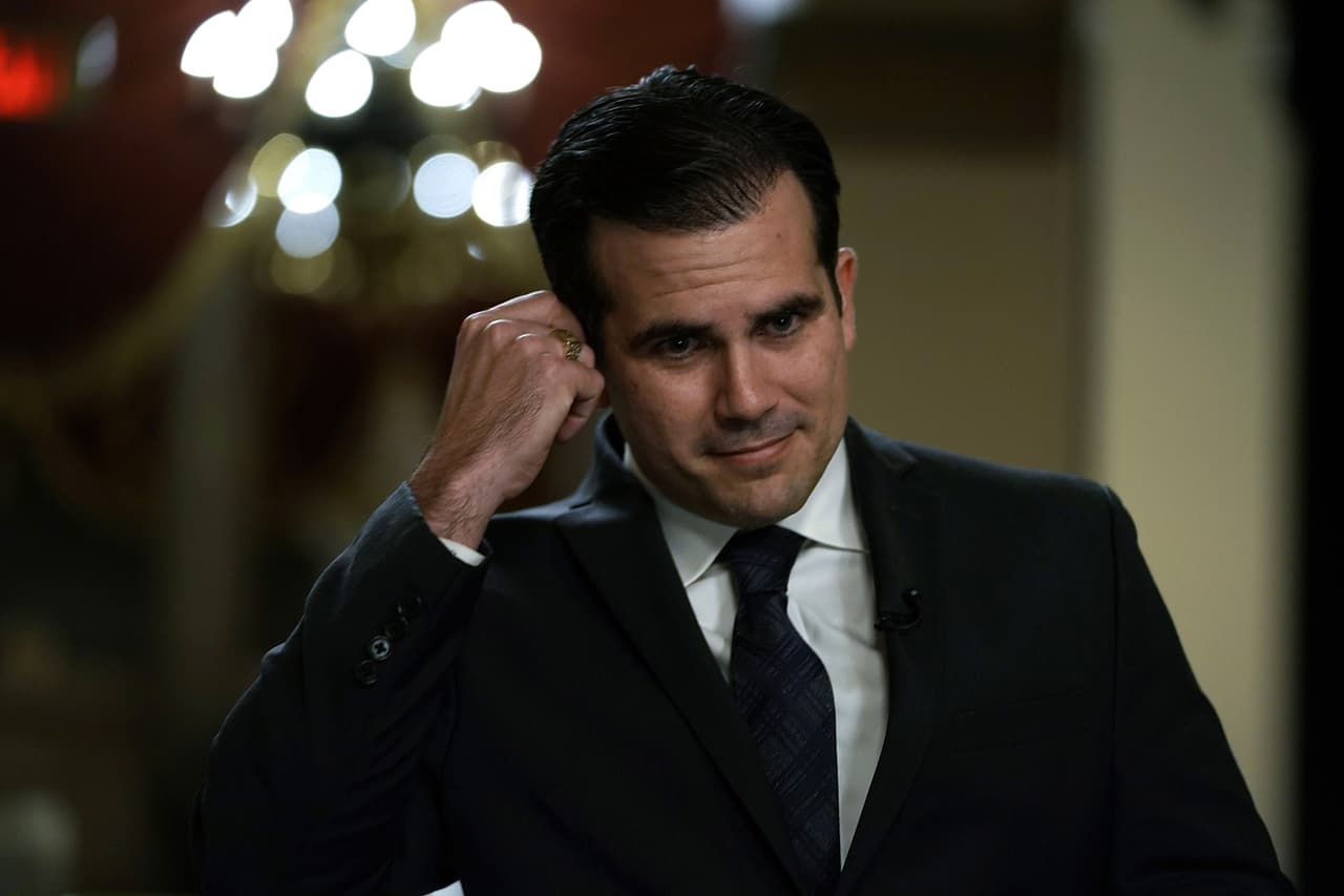 El gobernador de Puerto Rico, Ricardo Rosselló, está en el centro de la polémica desde que la semana pasada salieron a luz 889 páginas de un chat privado que tenía con sus asesores en los que utilizan expresiones homofóbicas, sexistas y despectivas contra distintos ciudadanos.