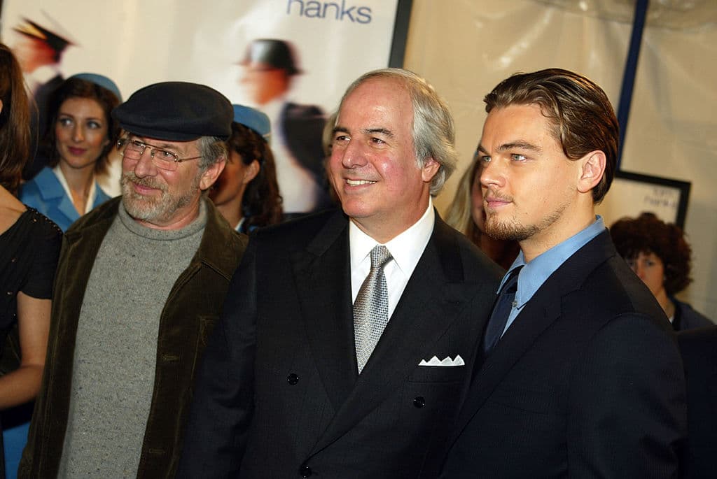 <b>Frank Abagnale</b> pasó su juventud y su adultez temprana en los sesentas como falsificador de cheques. Fue capturado en Montpellier, Francia en 1969. Pasó seis meses en Europa antes de ser detenido por el agente del FBI Carl Hanratty y deportado a Estados Unidos. Fue sentenciado a 12 años de cárcel en Atlanta, Georgia. Ahí el FBI lo reclutó como asesor en fraudes al darse cuenta de que varios cheques eran falsos. El FBI decidió reclutar a Abagnale como asesor y le ofreció cumplir su condena en libertad. En 1971, bajo la custodia de Hanratty, el falsificador escapa, pero vuelve cuando nadie lo persigue. La trama de la vida de Abagnale se convirtió en la película 
<b>‘Atrápame si puedes’</b> (2002) de Steven Spielberg, protagonizada por Leonardo Di Caprio.