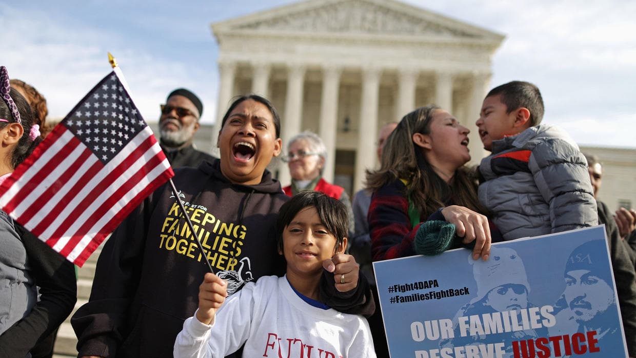 Los beneficiarios de 
<a href="https://www.univision.com/local/los-angeles-kmex/renovacion-daca-clinicas-gratis-california" target="_blank">DACA</a> y TPS también son elegibles para obtener el Real ID en California. Debe presentar los documentos o tarjetas que certifiquen el beneficio