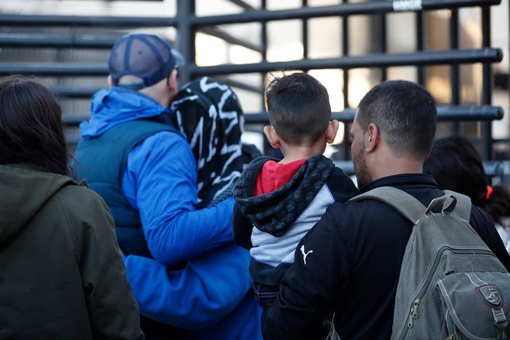Trump consigue que AMLO acepte que los migrantes que piden asilo esperen en México
