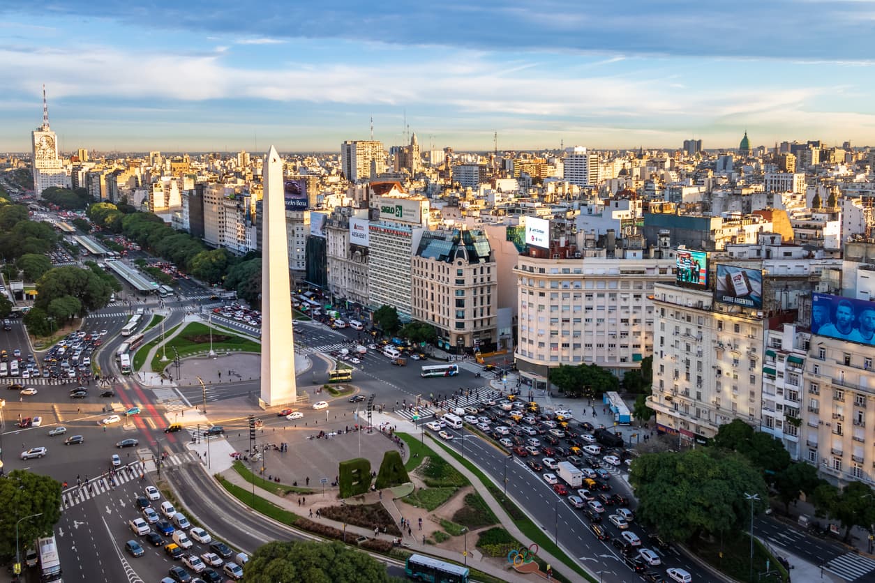 <h3 class="cms-H3-H3">Buenos Aires, Argentina</h3>
<br>
<br>Es uno de los lugares más baratos de la lista, con un apartamento en el centro de la ciudad y gastos de manutención que rondan los $730 por mes.
<br>
<br>🌎Costos mensuales para una persona sin renta: $424 dólares
<br>🌎Costos mensuales estimados de una familia de cuatro sin renta: $1,525
<br>🌎Índice de calidad de vida: 99.78
<br>