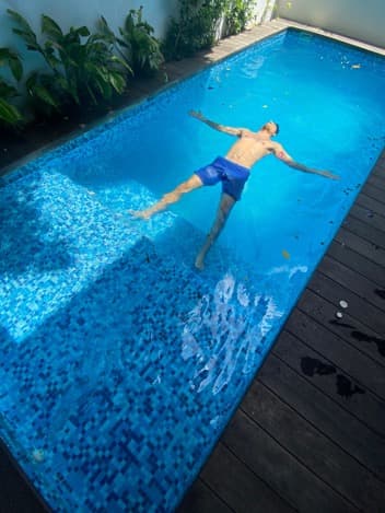 ¿Y qué mejor que un chapuzón en la piscina después ejercitar el cuerpo? 
<b>Bibi</b> realmente sabe como aprovechar cada esquina que ofrece su casa.