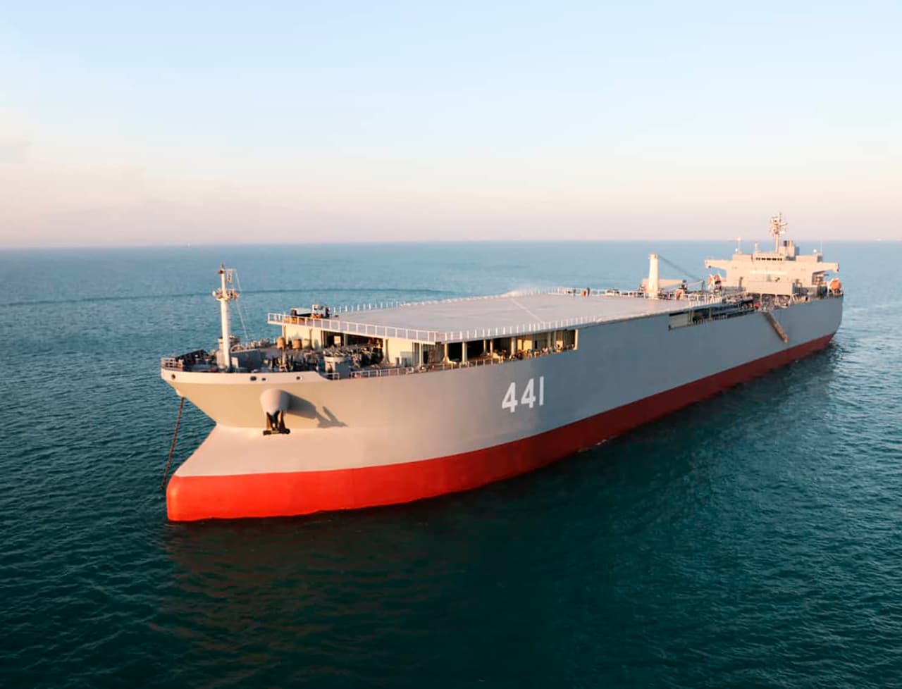 La responsabilidad de la Armada iraní es normalmente la seguridad costera de Irán y el Estrecho de Ormuz y buques similares equipados con torpedos y misiles han sido utilizados para hostigar a los buques estadounidenses en el Golfo Pérsico. Esta foto publicada el martes 12 de enero de 2021 por el ejército iraní, muestra el buque de guerra Makran de fabricación iraní antes de ser incorporado a la Armada, en Irán.
