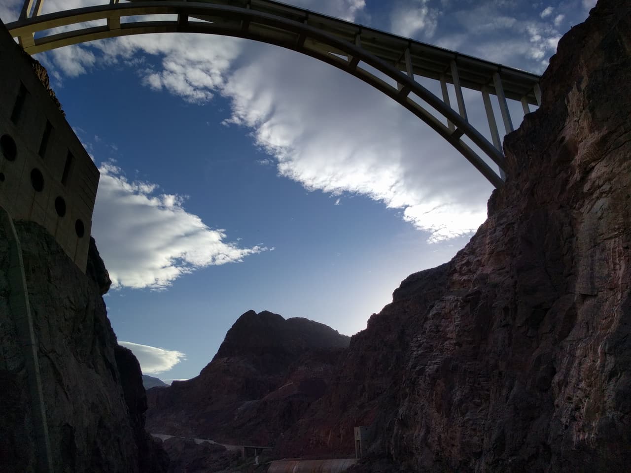 Es una de las visitas turísticas más populares que ofrece la ciudad de 
<b>Las Vegas</b> y una parada obligatoria para todos los viajeros que hacen una ruta en auto para visitar el Gran Cañón del Colorado.