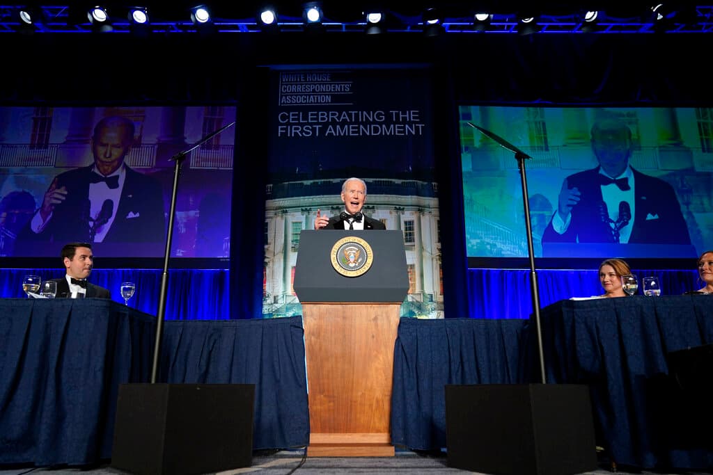 “Estoy muy emocionado de estar aquí esta noche con el único grupo de estadounidenses más impopular que yo”, dijo Biden en un salón del Hilton lleno de trabajadores de los medios de comunicación.