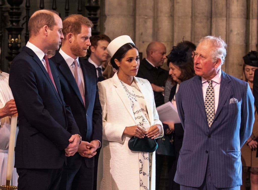 Meghan, duquesa de Sussex habla con el príncipe británico Carlos, príncipe de Gales (a la derecha) mientras el príncipe británico Guillermo, duque de Cambridge, (a la izquierda) habla con el príncipe Harry, duque de Sussex, mientras asisten al servicio del Día de la Commonwealth en la Abadía de Westminster en Londres el 11 de marzo de 2019.