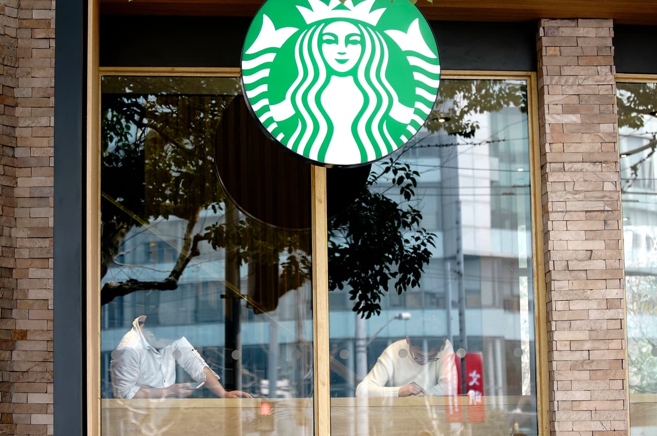 En mayo de 2018, la empresa cerró sus miles de sucursales en Estados Unidos para ofrecer un entrenamiento a sus empleados después de un incidente en el que 
<a href="https://www.univision.com/local/philadelphia-wuvp/starbucks-se-disculpa-tras-llamar-a-la-policia-por-dos-hombres-negros-que-no-compraron-nada">dos visitantes afroamericanos fueron arrestados en un Starbucks de Philadelphia</a>. (AP Photo)