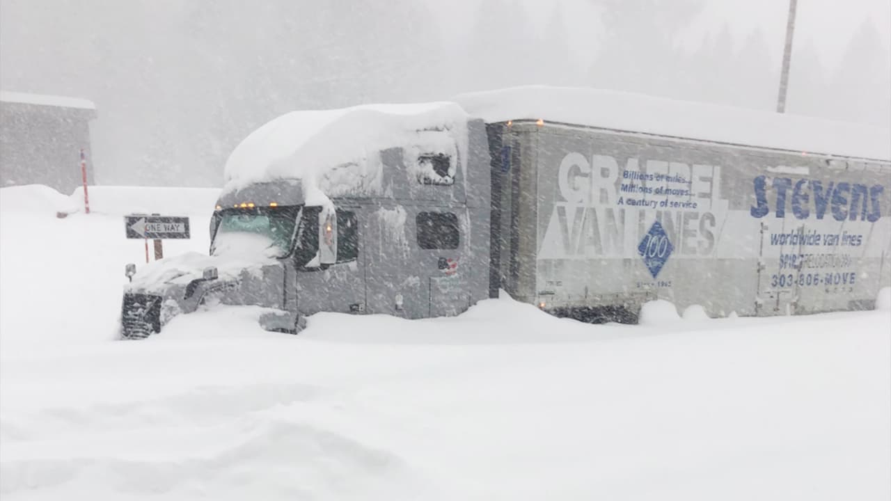 En la ruta 395 quedaron varios automovilistas y camioneros varados en la nieve.