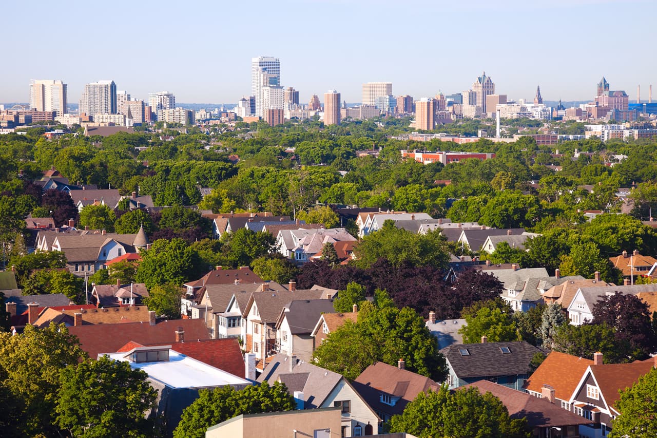 <b>Puesto 19. Área metropolitana de Milwaukee, Waukesha y West Allis (Wisconsin)</b>
<br>
<br>Promedio de renta: 1,527 dólares.
<br>
<br>Aumento de diciembre de 2020 a diciembre de 2021: +11.0%.
<br>
<br>Según Realtor.com, en Estados Unidos el promedio general de la renta se situó en 1,781 dólares en diciembre de 2021, lo que significó un aumento de 19.3% en un año.
<br>