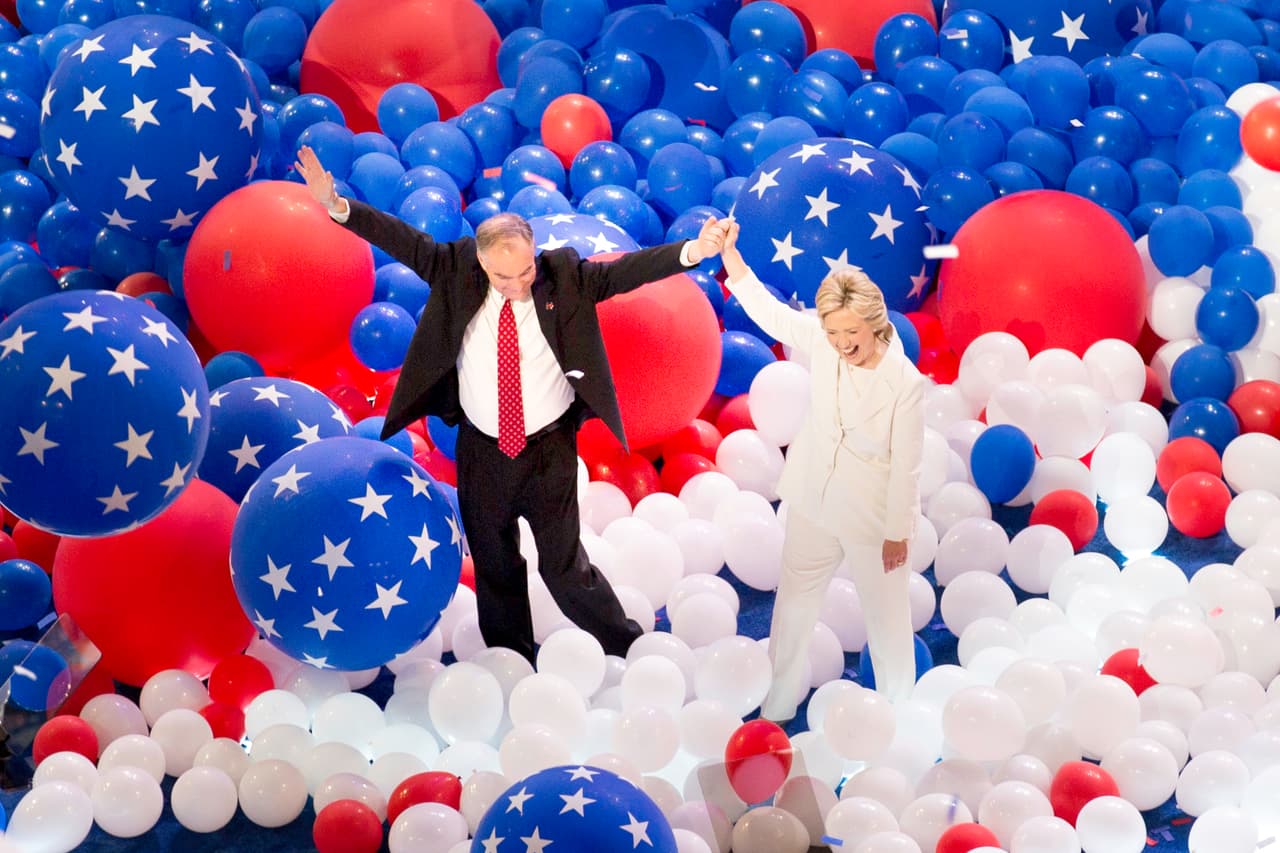 <b>La nominación.</b> El 7 de junio de 2016, Hillary Clinton se convierte en la primera mujer en ser la virtual nominada por el Partido Demócrata, en la foto junto a su compañero de fórmula presidencial, Tim Kaine.