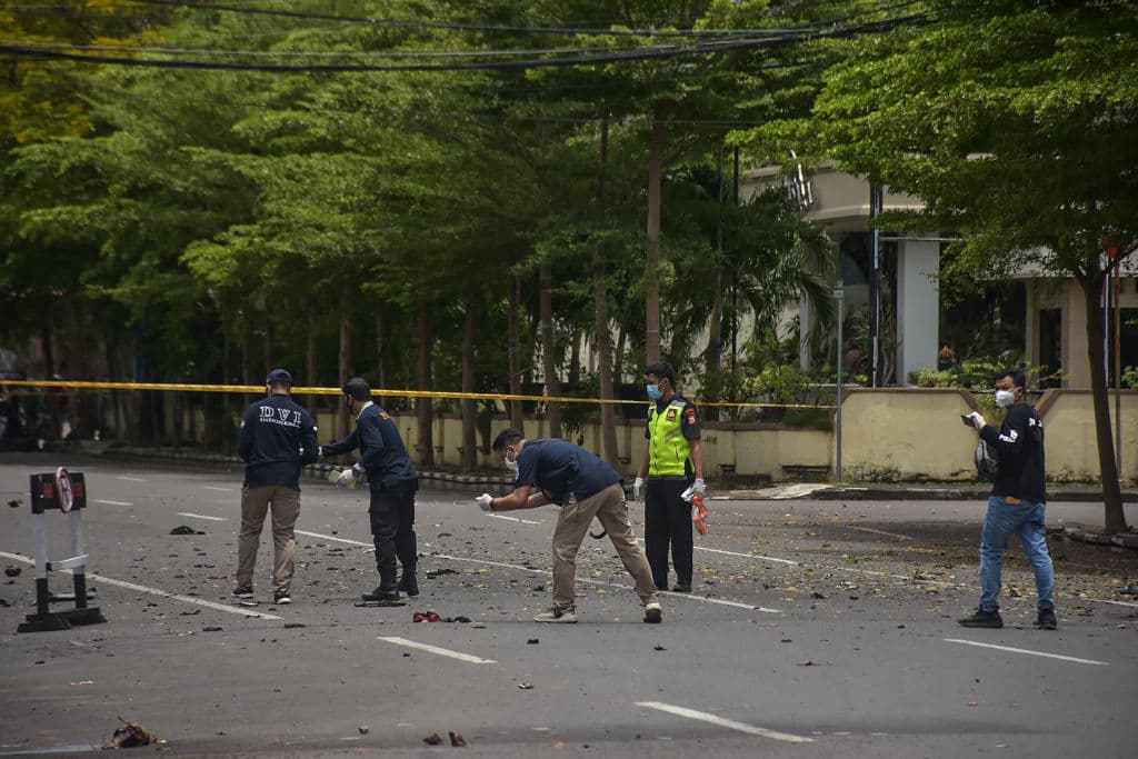 El atentado fue llevado a cabo por dos supuestos miembros de un grupo extremista pro Estado Islámico, también responsable de otras explosiones en iglesias en ese país y en su vecino Filipinas, dijo la policía horas más tarde, según reportó AFP.