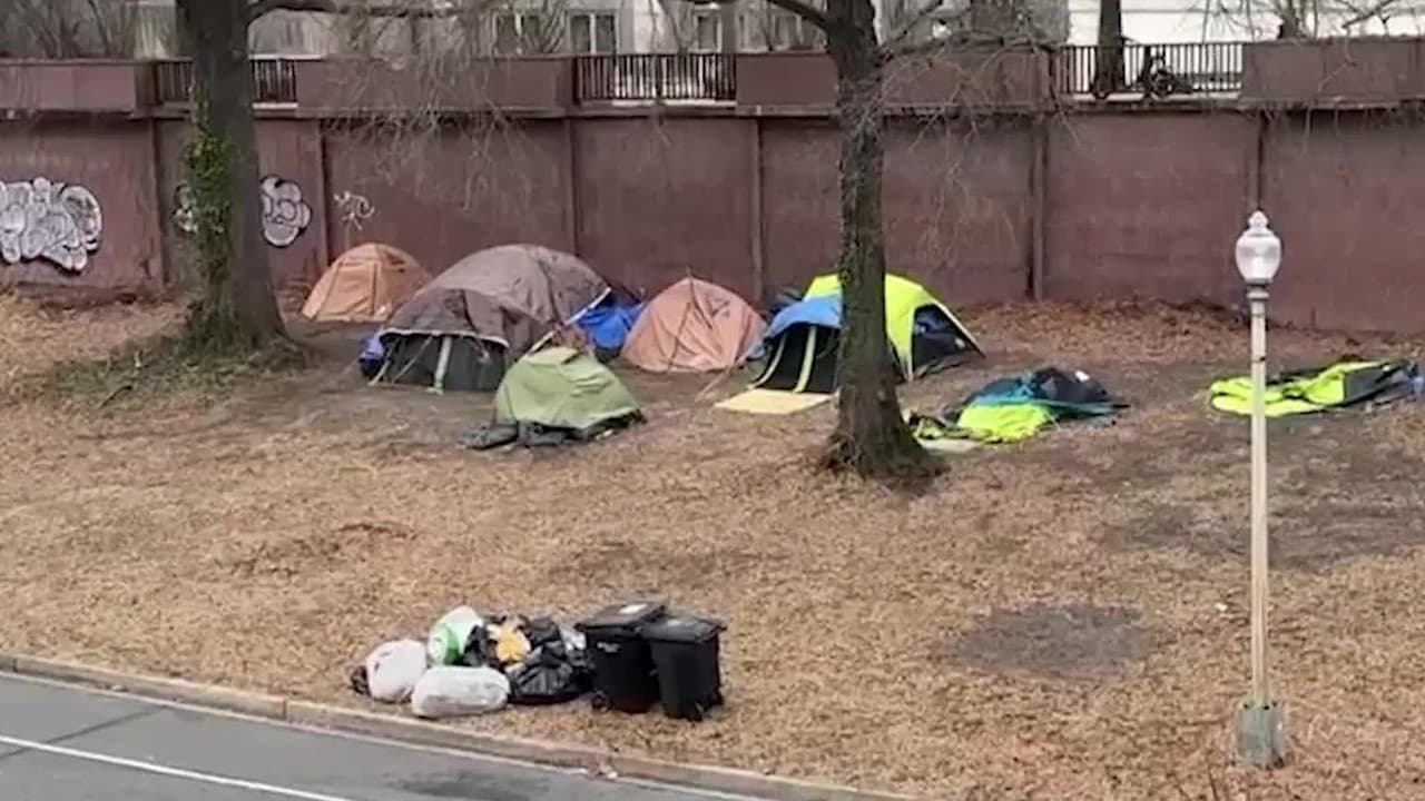 Alcaldesa de D.C. responde a Trump y ordena limpiar campamentos de personas sin hogar