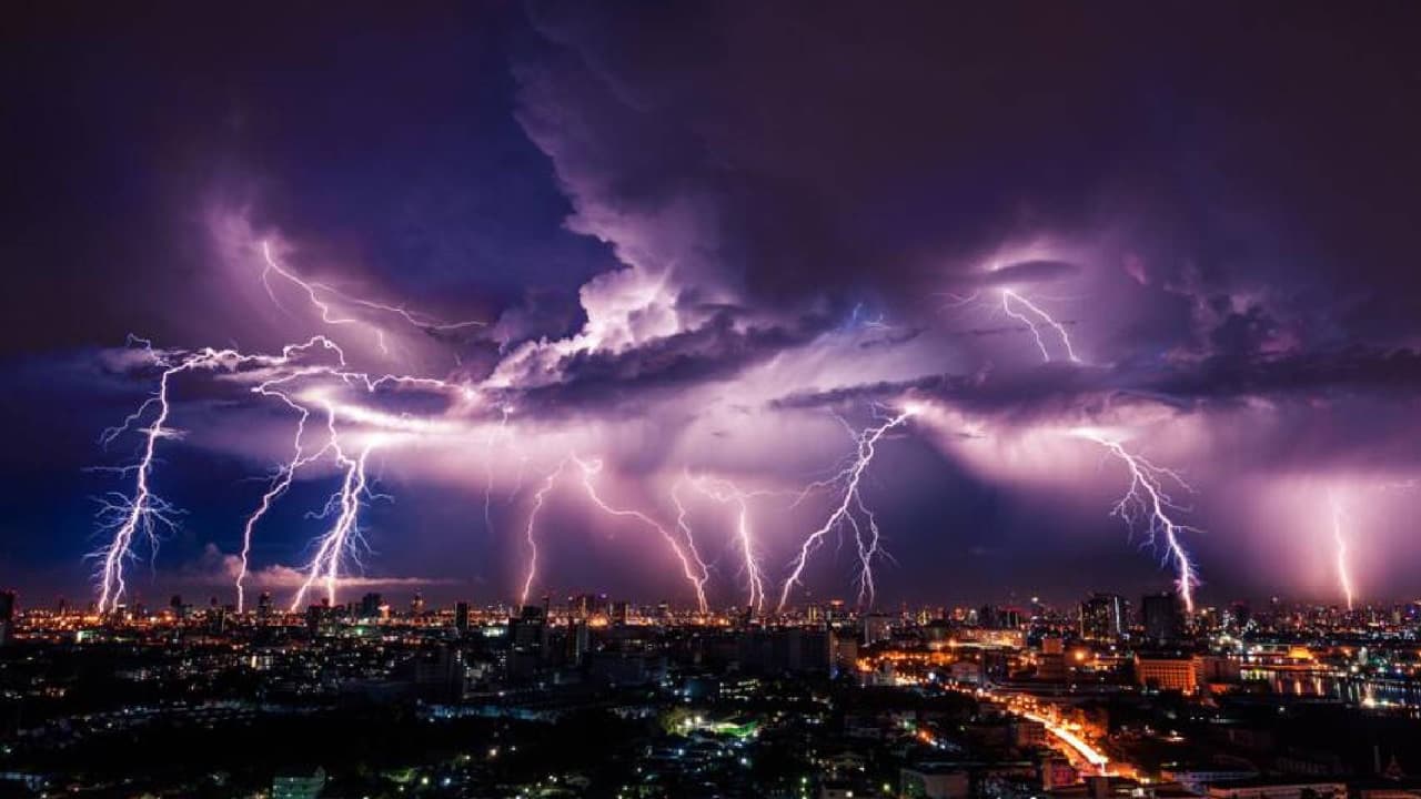 ¿Cómo protegerse durante una tormenta eléctrica? Te compartimos unos consejos
