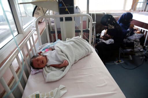 En Afganistán, sociedad dominada por hombres, son las madres son las que se dedican a la crianza de los niños. Muchas de las mujeres que estaban pariendo estaban solas en el hospital por los temores a los contagios de covid-19.