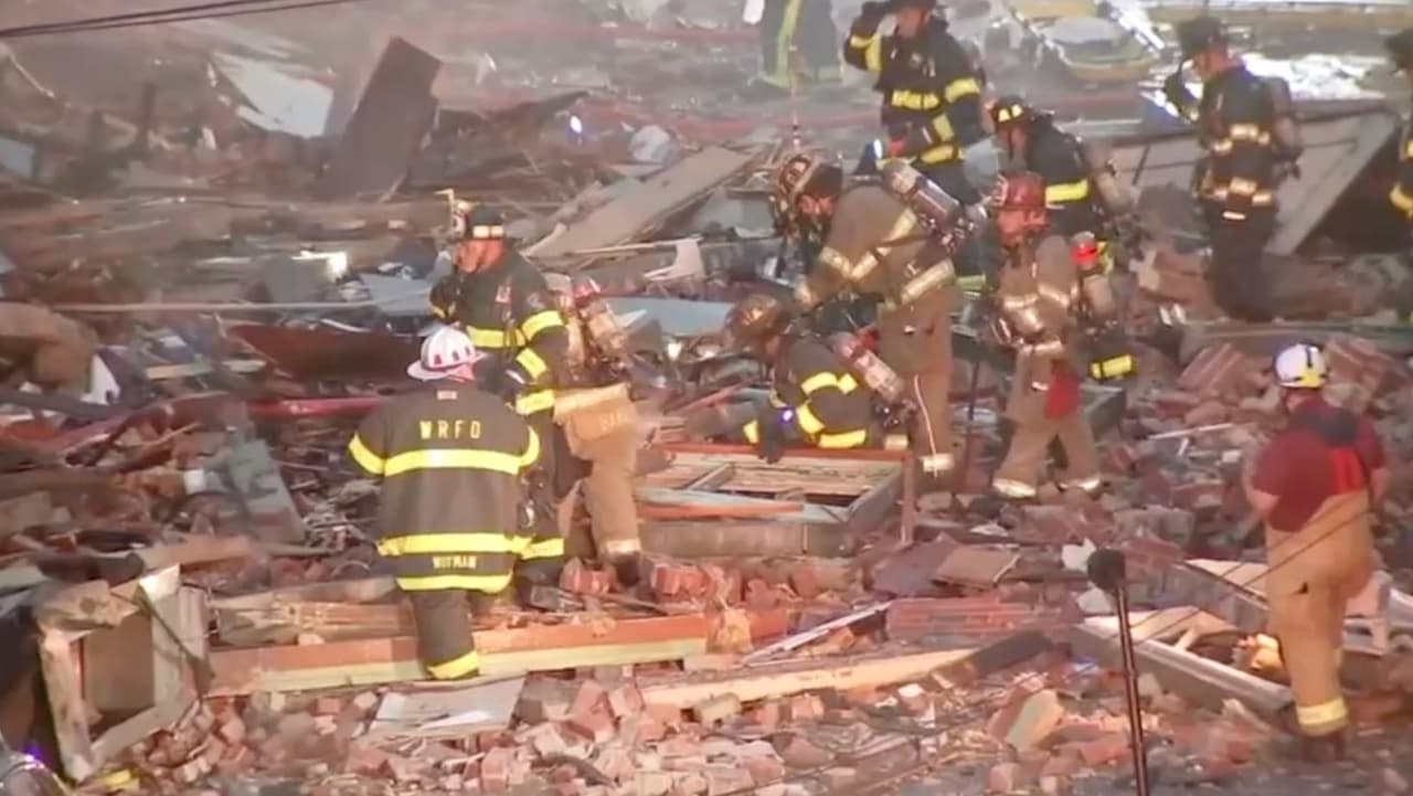 Varios equipos de 
<a href="https://www.univision.com/local/philadelphia-wuvp/bomberos-trabajan-incendio-fabrica-chocolate-rm-palmer-company-west-reading-fotos">bomberos </a>locales respondieron a la escena que inició poco antes de las 5 p.m. en la RM Palmer Company tras una 
<b>gran explosión</b>.
<br>
