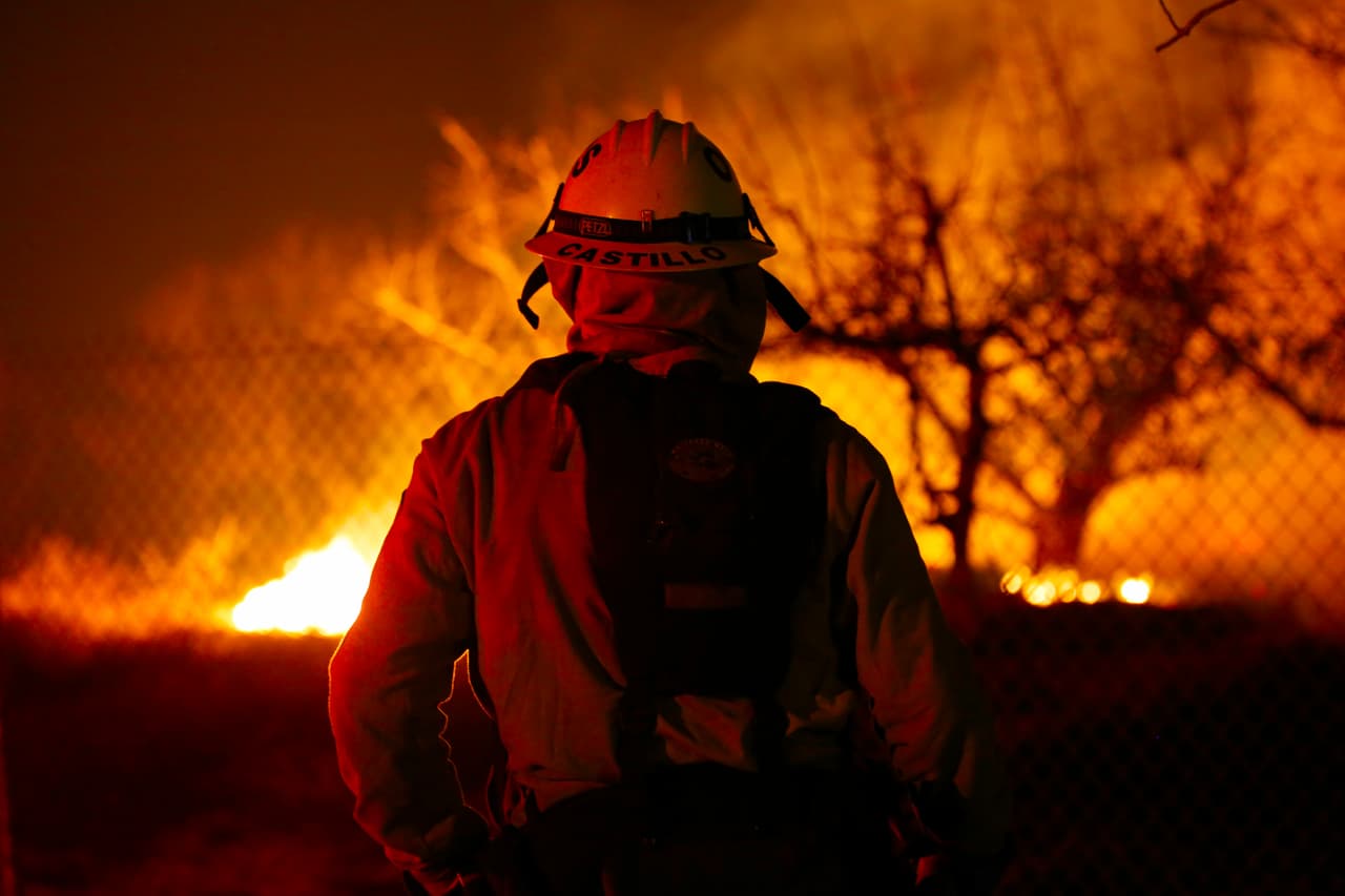 De acuerdo con el Departamento de Bomberos los erráticos vientos hacen que las llamas se propaguen sin control, por lo que hay que estar preparados para salir de las viviendas en cuanto sea ordenado.