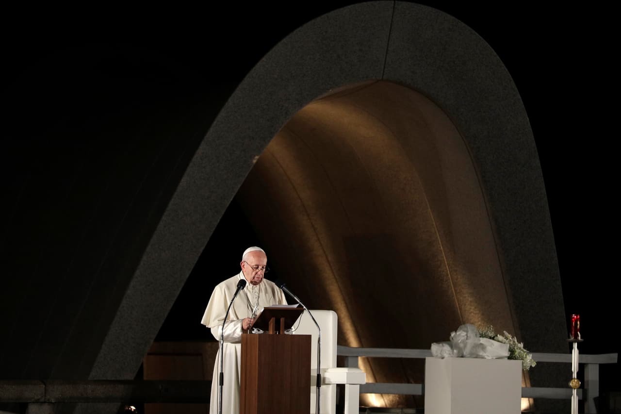 <b>24 de noviembre de 2019</b> - De pie en el monumento a las víctimas de la bomba atómica de Hiroshima, Japón, Francisco declaró "inmoral" no solo el uso sino también la mera posesión de armas nucleares. Este posicionamiento modificó la histórica adhesión de la Iglesia católica a la idea de que la disuasión nuclear podía ser moralmente aceptable siempre que se usara para lograr un desarme nuclear mutuo y verificable.