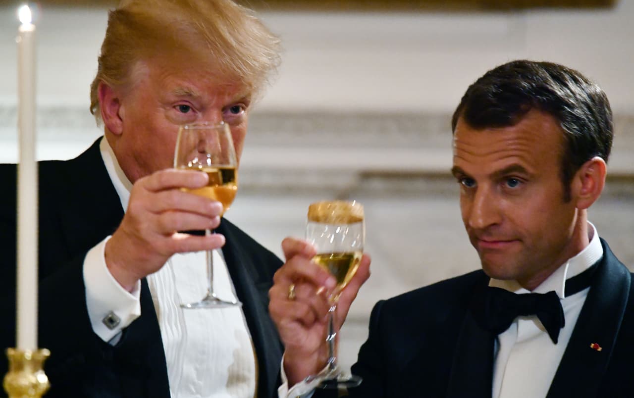 Los mandatarios chocan sus copas para brindar en la cena de Estado, la primera de Trump como anfitrión en la Casa Blanca.