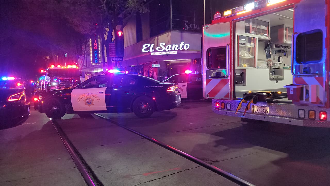 Minutos después de las 2:00 am, una patrulla de la Policía de Sacramento escuchó disparos en una zona del centro de la ciudad.