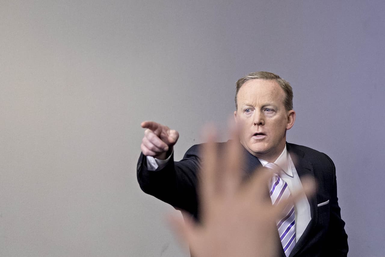 <b>16 de mayo.</b> Spicer habló con los periodistas en la Casa Blanca, pero sin la tradicional transmisión en vivo del encuentro. La rueda de prensa 'a oscuras' se produjo tras la revelación de que el presidente entregara al canciller de Rusia información clasificada obtenida de un aliado que había pedido que no fuera compartida.