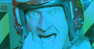 Quaid, oriundo de Houston (Texas), alcanzó el estrellato en 1996 por su actuación en la exitosa película Independence Day, donde interpretó a un veterano de Vietnam que sostiene haber sido secuestrado por alienígenas.