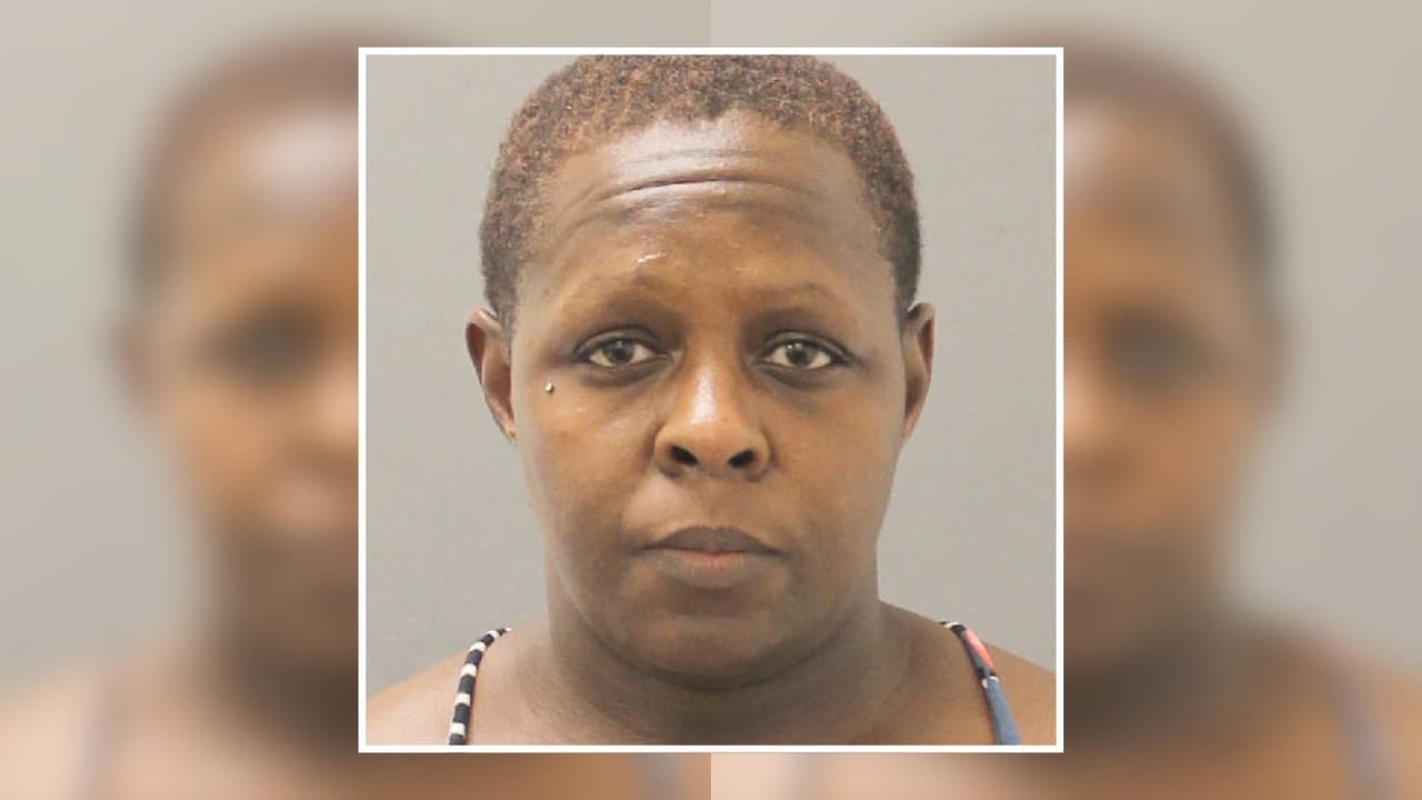 Buscan a la mujer acusada matar con un tubo de metal al hombre que le vendió joyas falsas en Houston