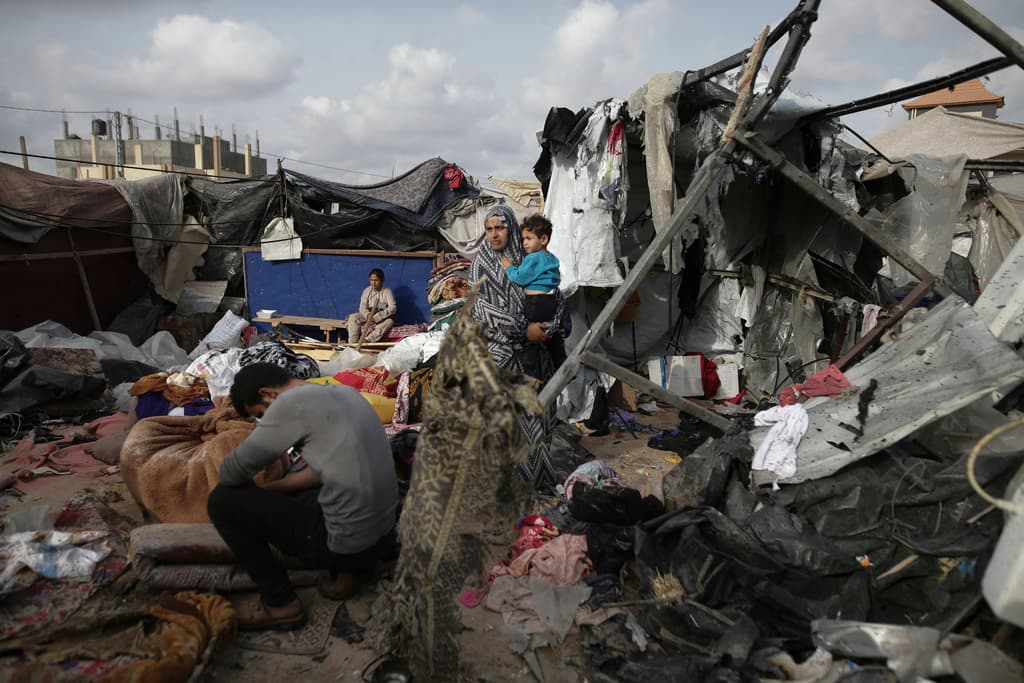 "Fueron carbonizados": la indignación por el mortífero bombardeo israelí contra un campo de refugiados palestinos en Rafah