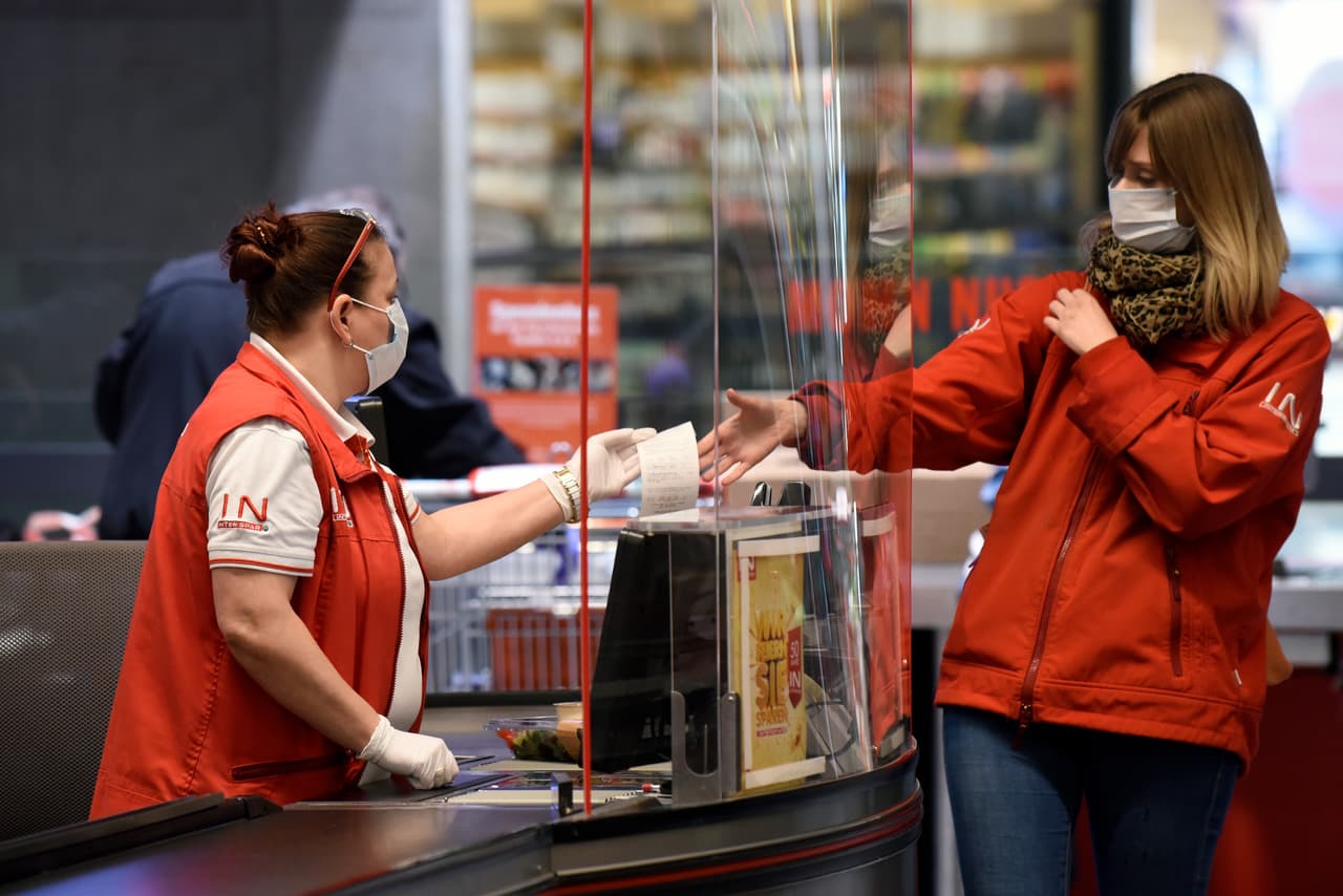 <b>Pasa menos tiempo en el mercado y otros espacios públicos en interiores:</b> Es importante reducir las posibles exposiciones al virus cuando sea posible y ejercer más precauciones durante los próximos meses.