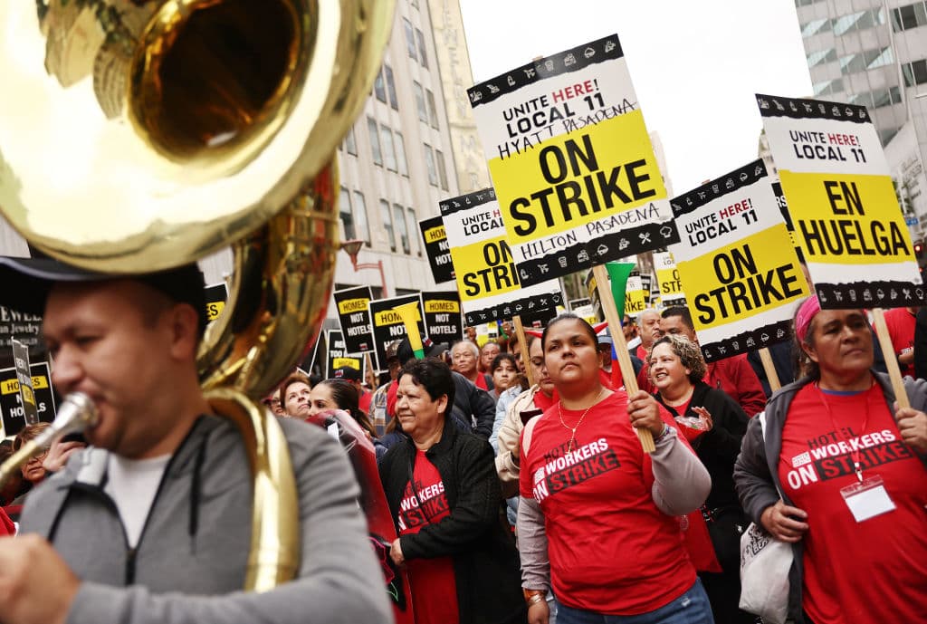 Las denuncias de que 
<b>inmigrantes indocumentados refugiados en Los Ángeles</b> están siendo contratados por los hoteles cuyos trabajadores están en huelga, 
<b><a href="https://www.univision.com/local/los-angeles-kmex/fiscalia-de-los-angeles-investiga-denuncias-contra-hoteles-que-tienen-trabajadores-en-huelga-video" target="_blank">son investigadas por la Fiscalía de Distrito</a></b>.