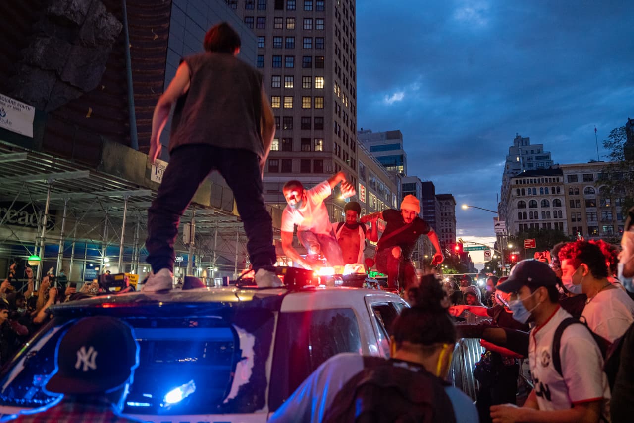 En Nueva York, peligrosas confrontaciones se sucedieron repetidamente cuando los agentes hacían arrestos y despejaban calles. En un video difundido en redes sociales se ve a dos patrullas policiales que avanzaban entre manifestantes que empujaban una barrera hacia una de ellas y le arrojaban objetos. Poco después los dos vehículos aceleran, llevándose a varias personas por delante.