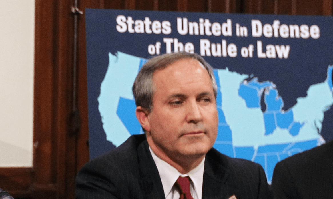 Ken Paxton: El fiscal general de Texas apoya la medida. “SB4 va a dar grandes pasos en el avance para mantener la seguridad de nuestras comunidades al requerir que el estado y las agencias de ley locales cooperen con las agencias federales al fielmente ejecutar las leyes de inmigración de EEUU”, señaló en una carta enviada a la presidenta del Comité de Asuntos Estatales del Senado, en donde se votó por primera vez la SB4. 
<br>
