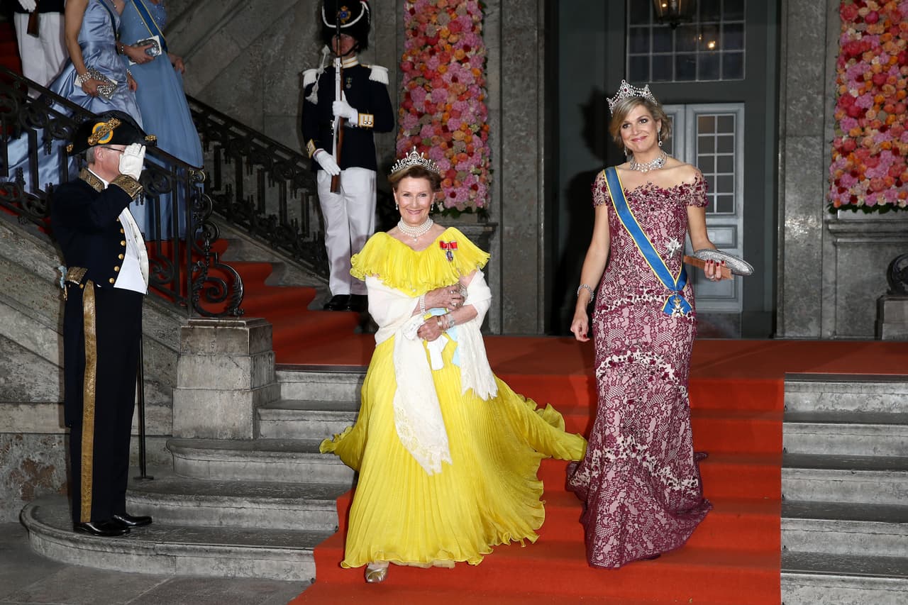 Máxima Zorreguieta no pertenecía a la realeza, no era holandesa, ni europea, pero ninguna de estas cosas inquietaban a la reina Beatriz. El gran problema era que el padre de Máxima, Jorge Zorreguieta, había sido ministro de agricultura con Videla. Antes de la boda Máxima tuvo que tomar posición sobre la dictadura de Videla: "Lamento la dictadura, las desapariciones, las muertes. Todos sabemos los males que causó el régimen militar y como argentina tengo mucha tristeza por ello". El parlamento no aprobó que Jorge Zorreguieta acudiera a la boda de Máxima y Guillermo, que se celebró en febrero de 2002.