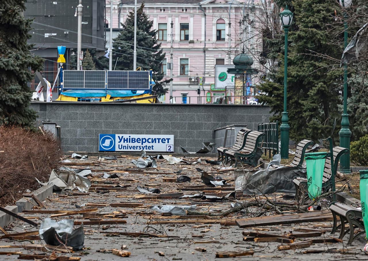 Así quedó una céntrica plaza de Járkov tras el ataque ruso. 
<b>"Járkov. ¡Un ataque inmisericorde y sin sentido contra un barrio residencial con misiles! ¡Cadáveres destrozados en las calles"</b>, escribió el asesor del Ministerio del Interior de Ucrania Antón Gueráschenko en su canal de Telegram.