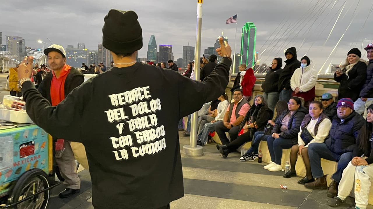 Saúl se unió a Rodolfo Macías y Maly Moreno para formar
<b> <a href="https://www.instagram.com/dallascumbia/" target="_blank">DallasCumbia</a>, un movimiento que se viralizó en TikTok e Instagram hace unos meses.</b> Ahora, Saúl nunca más baila o se siente solo, 
<b>sabe que cientos estarán con él y disfrutarán de la cumbia colombiana. </b>