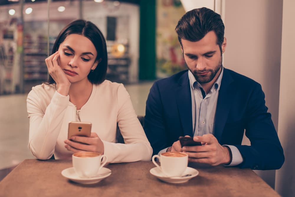 Las personalidades de Libra y Escorpión chocan y aunque sexualmente se compenetran no hay mucho que compartir después del sexo, a menos que ambos posean un nivel educacional similar.