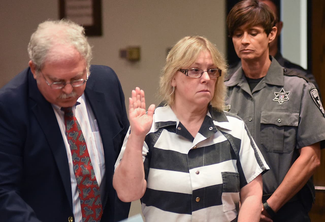 Según contó Joyce Mitchell, ella debía recogerlos en la boca de alcantarilla para conducir luego unas 7 horas y así estar lejos del radar policial. Pero la guardia Mitchell nunca llegó. Se arrepintió de seguir con el plan y se dispuso a cooperar con las autoridades. Mitchell adujo que el amor por su esposo la hizo reflexionar.
<br>
<br>Después de días de persecución, Richard Matt fue abaleado por la policía en la frontera cerca a Canadá, mientras que David Sweat fue apresado y confirmó algunos detalles de la fuga ante las autoridades. Los dos reos tuvieron que improvisar la huida cuando la mujer no apareció y truncó sus planes de ir a México. Luego, decidieron separarse.