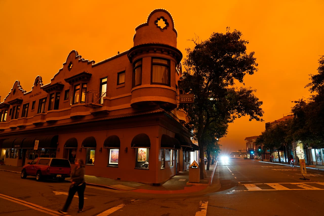 El Distrito del Aire ha manifestado su preocupación por que las 
<a href="https://www.cdc.gov/spanish/niosh/docs/2013-138_sp/default.html" target="_blank">máscaras crean una falsa sensación de seguridad</a> entre los residentes, quienes pueden creer que los cubrebocas los protegen por completo y pasar tiempo prolongado al aire libre, algo que puede resultar nocivo para su salud. En la foto, el centro de la ciudad de Sausalito.