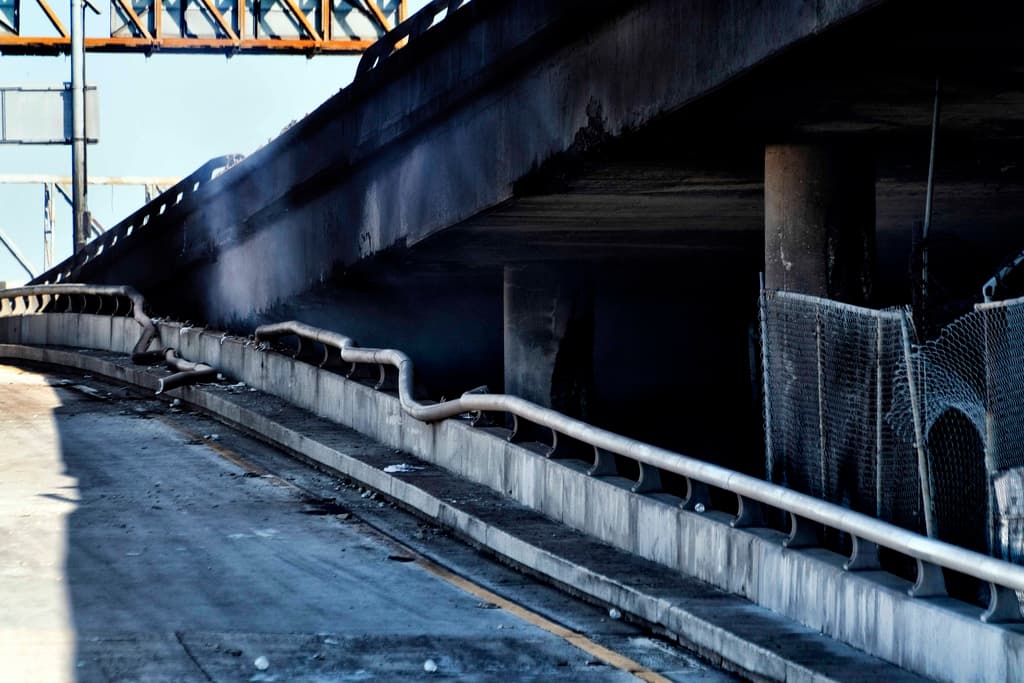 Los ingenieros estructurales evaluarán el alcance del daño causado a la autopista, especialmente en el paso elevado.